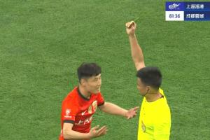太严苛！武磊禁区内倒地，裁判李海新认为他假摔出示黄牌